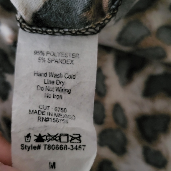 Tiffany Lane animal print blouse size medium - Picture 8 of 8